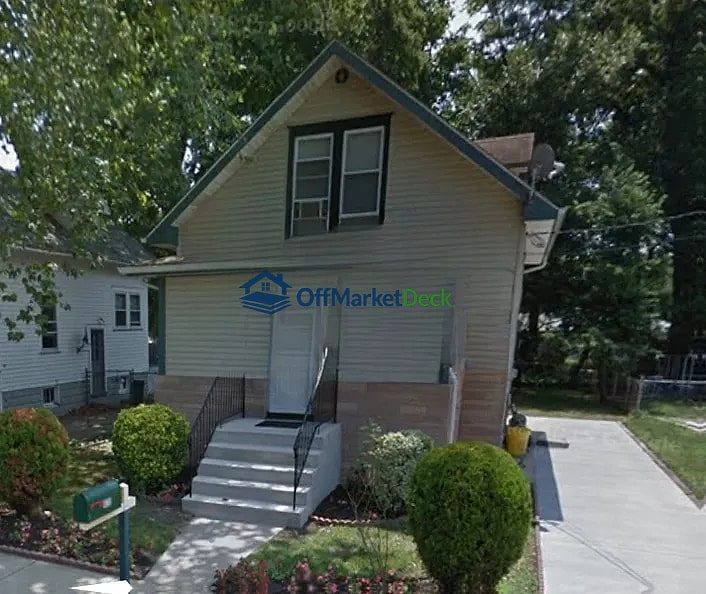 Off-market house in Pennsauken, New Jersey — 3 beds, 1.5 baths, $189,999 - Blurred background Image