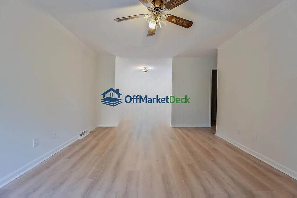 Off-market house in Greenville, South Carolina — 3 beds, 1.5 baths, $260,000 — photo 8 of 8