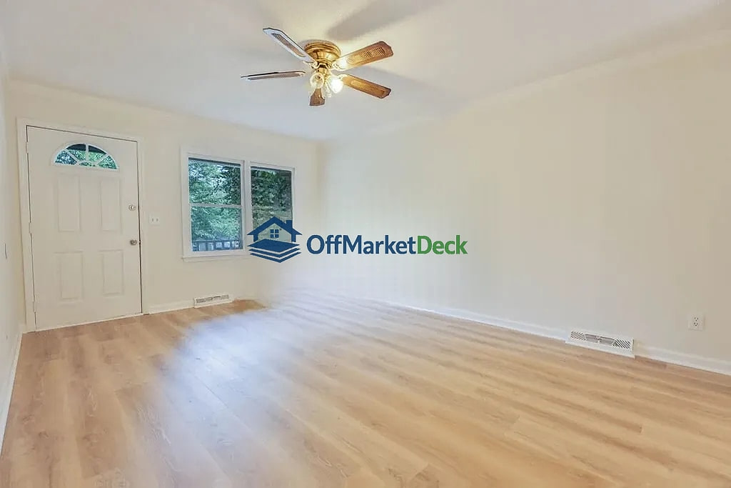 Off-market house in Greenville, South Carolina — 3 beds, 1.5 baths, $260,000 — photo 7 of 8