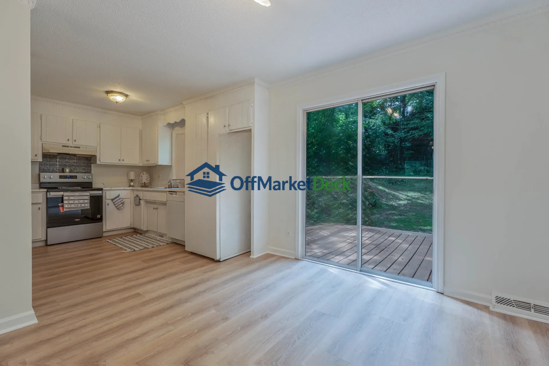 Off-market house in Greenville, South Carolina — 3 beds, 1.5 baths, $260,000 — photo 3 of 8