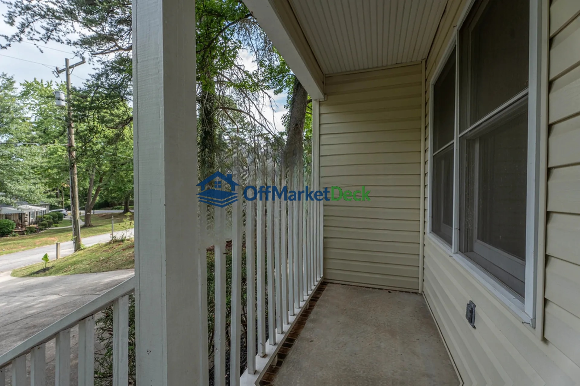 Off-market house in Greenville, South Carolina — 3 beds, 1.5 baths, $260,000 — photo 2 of 8