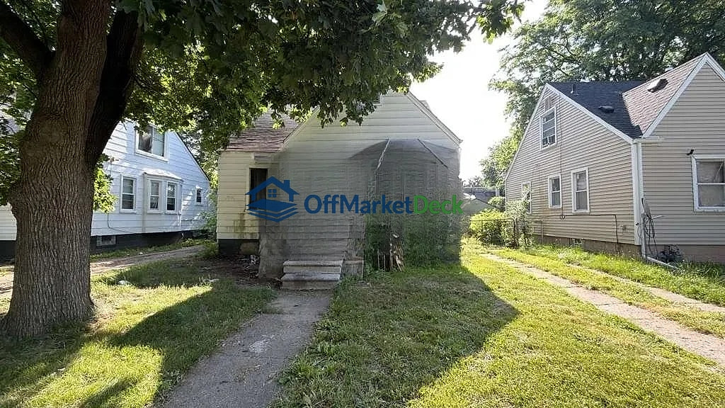 Off-market house in Detroit, Michigan — 3 beds, 1 bath, $39,900 — photo 2 of 8