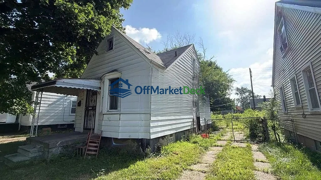Off-market house in Detroit, Michigan — 3 beds, 1 bath, $39,900 — photo 3 of 8