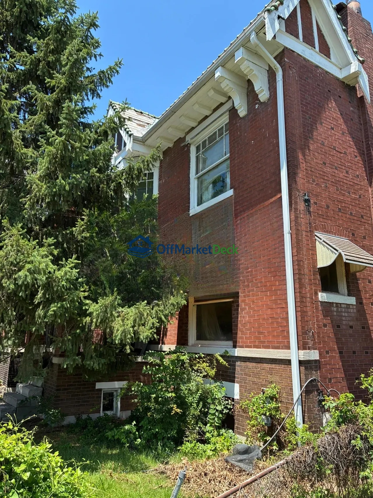 Off-market house in St. Louis, Missouri — 4 beds, 2 baths, $49,900 — photo 2 of 8