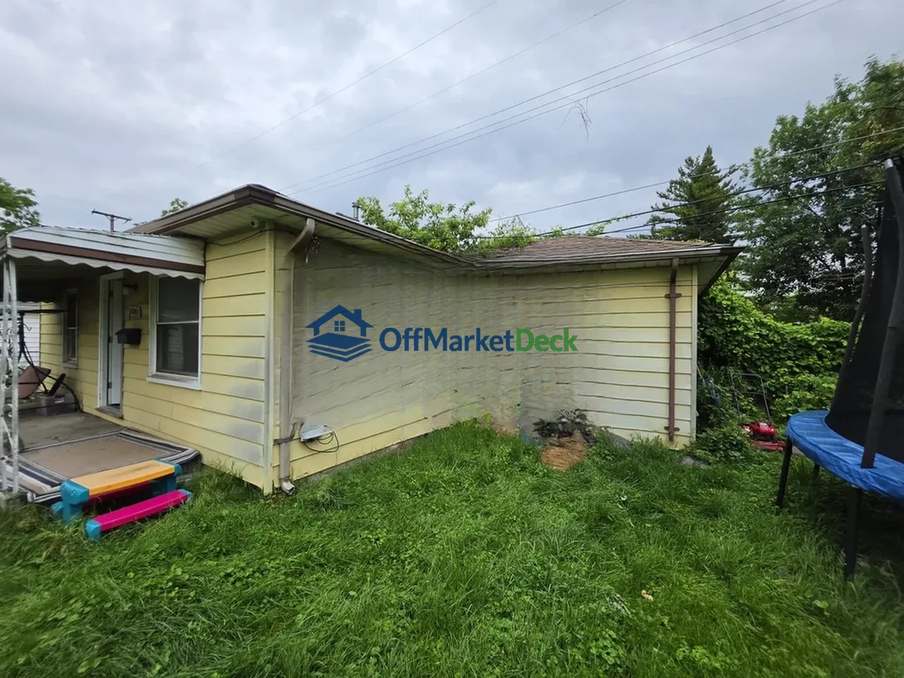 Off-market house in Warren, Michigan — 2 beds, 1 bath, $61,900 — photo 2 of 8
