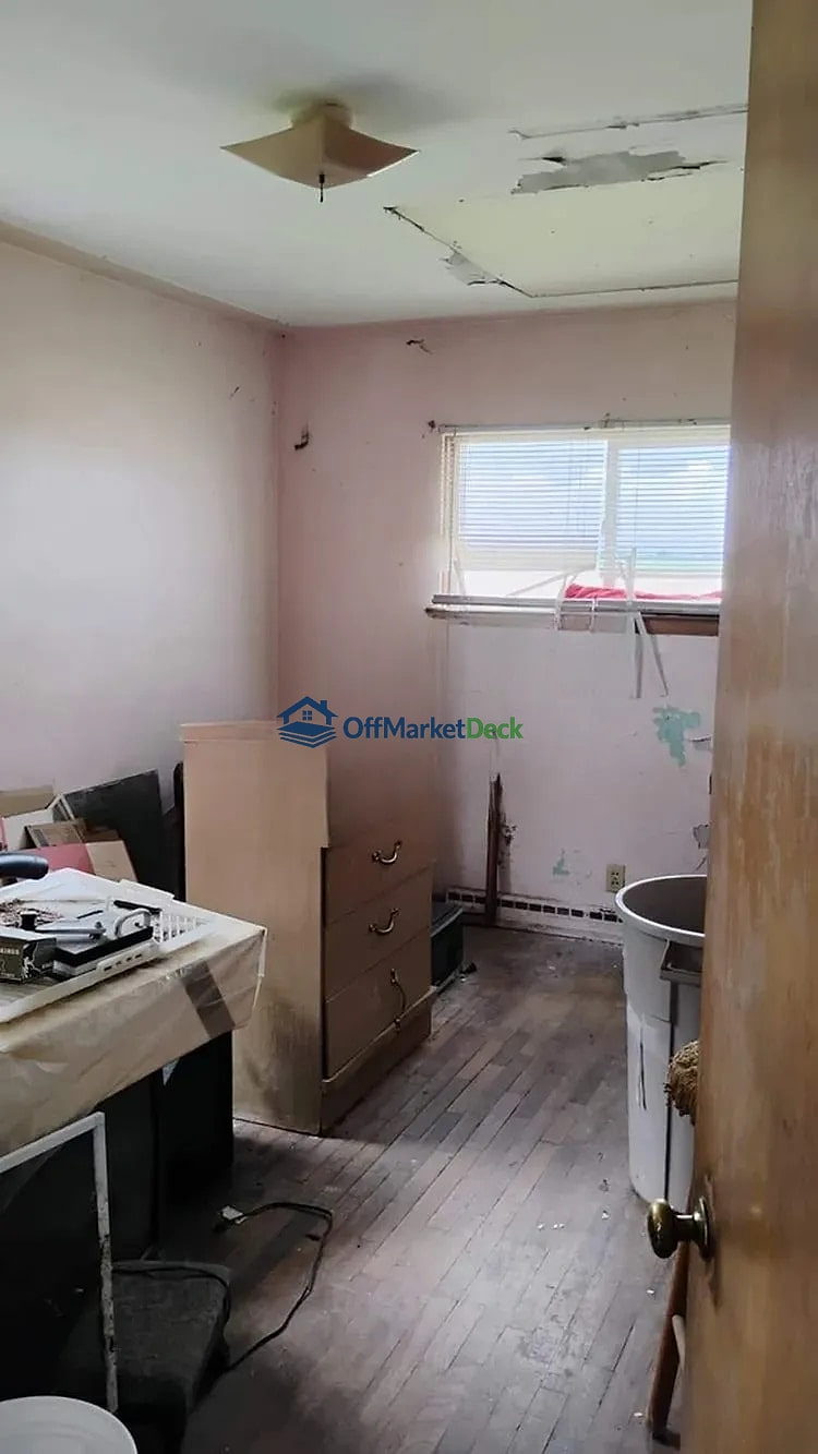 Off-market house in Bay City, Michigan — 3 beds, 1 bath, $77,000 — photo 7 of 8