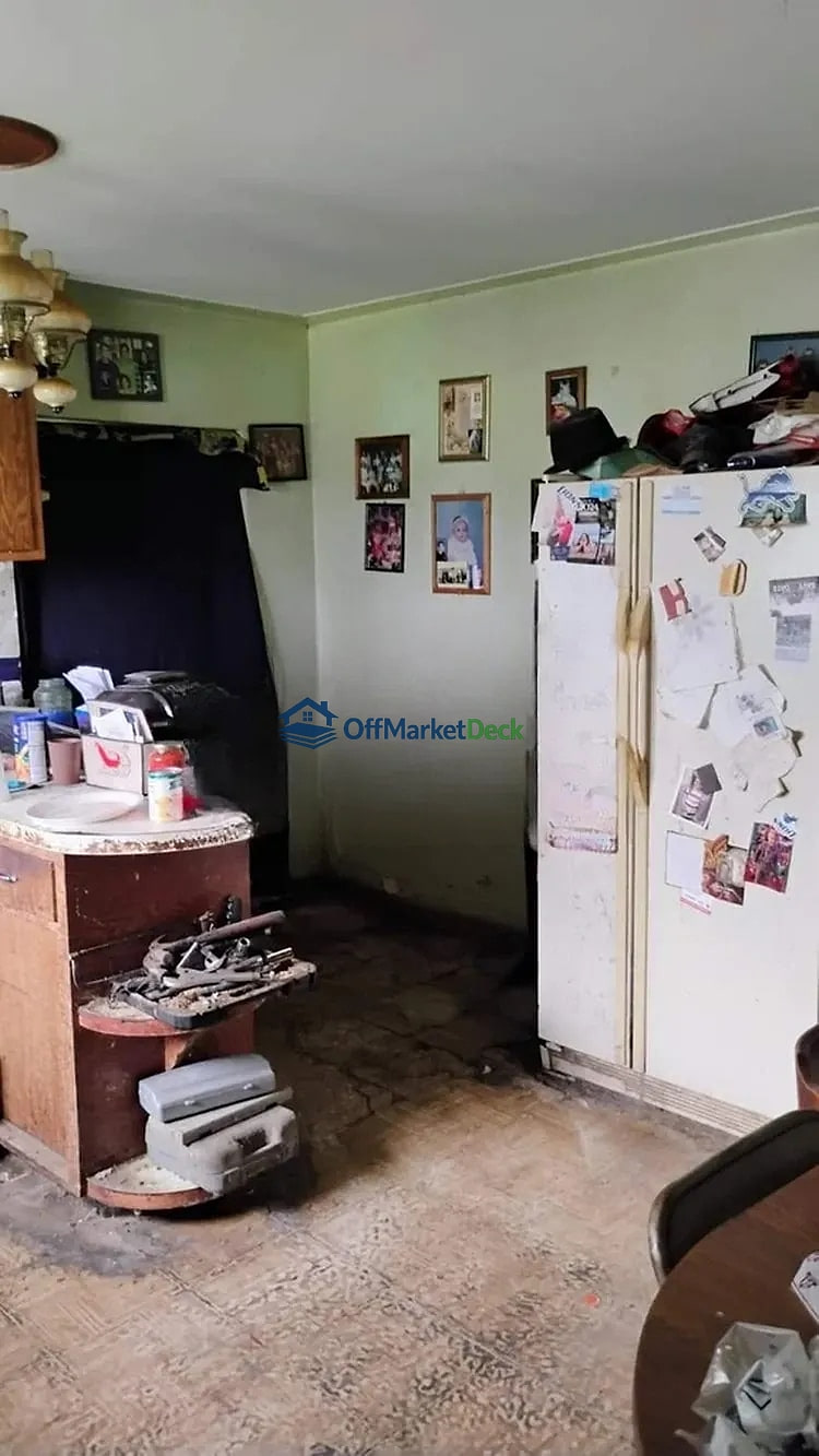 Off-market house in Bay City, Michigan — 3 beds, 1 bath, $77,000 — photo 5 of 8