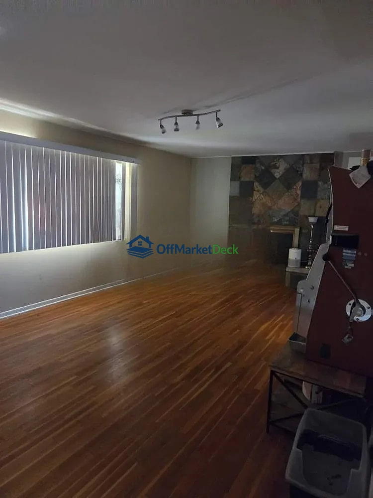 Off-market house in Littleton, Colorado — 3 beds, 3 baths, $635,000 — photo 8 of 8