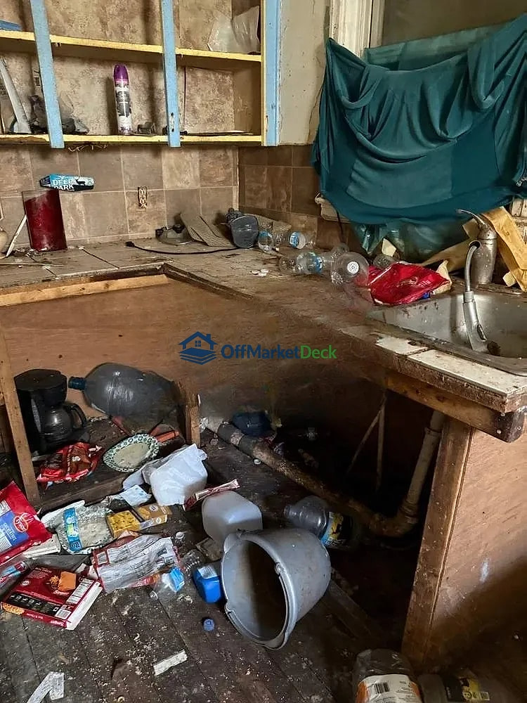 Off-market house in Flint, Michigan — 2 beds, 1 bath, $11,000 — photo 7 of 8