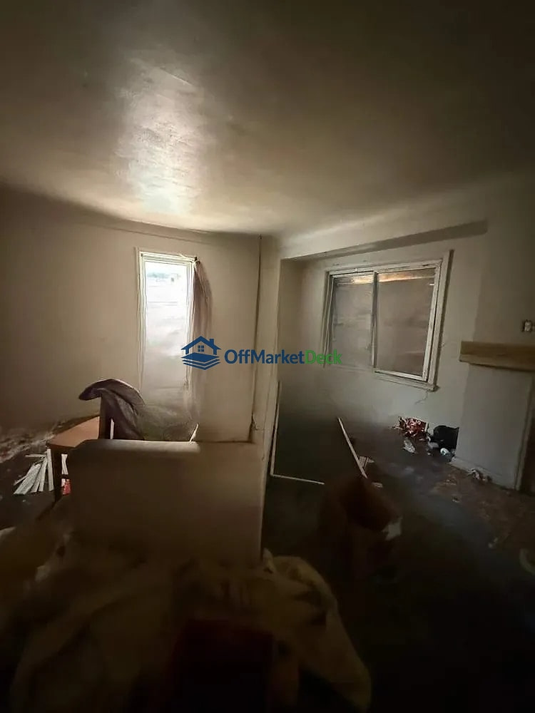 Off-market house in Flint, Michigan — 2 beds, 1 bath, $11,000 — photo 5 of 8