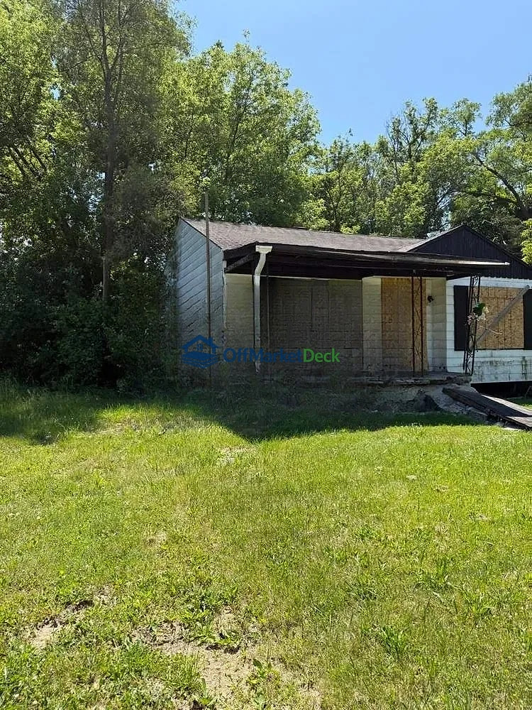 Off-market house in Flint, Michigan — 2 beds, 1 bath, $11,000 — photo 2 of 8