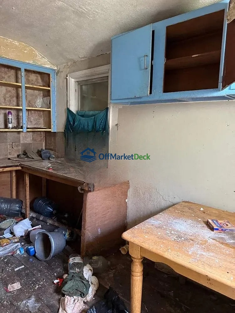 Off-market house in Flint, Michigan — 2 beds, 1 bath, $11,000 — photo 8 of 8