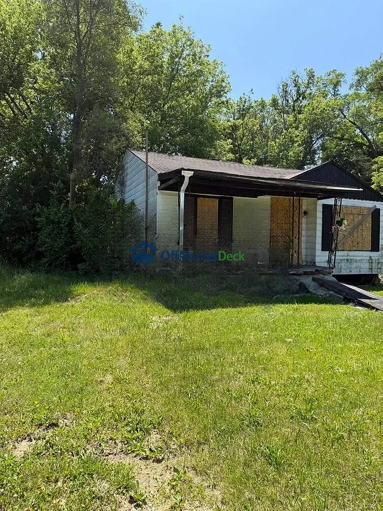 Off-market house in Flint, Michigan — 2 beds, 1 bath, $11,000 — photo 3 of 8
