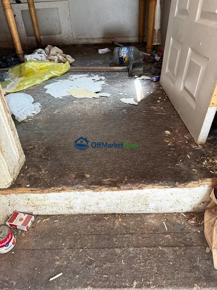 Off-market house in Flint, Michigan — 2 beds, 1 bath, $11,000 — photo 4 of 8