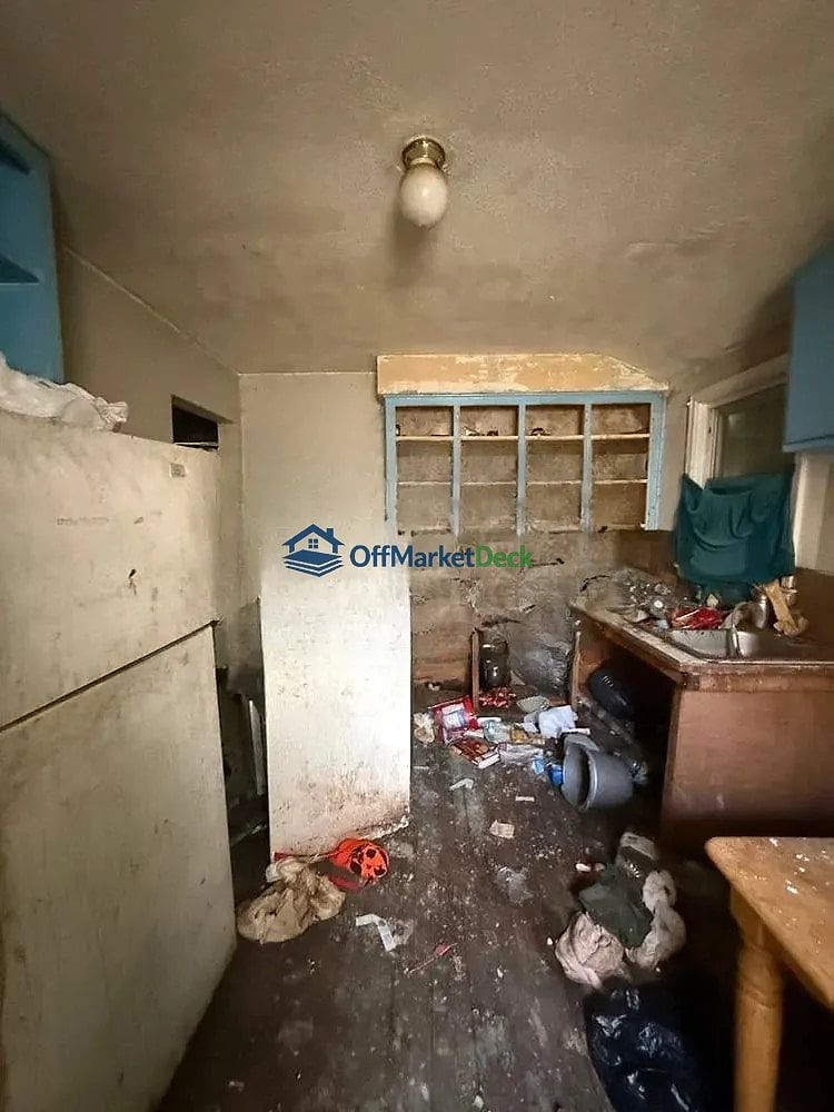 Off-market house in Flint, Michigan — 2 beds, 1 bath, $11,000 — photo 6 of 8