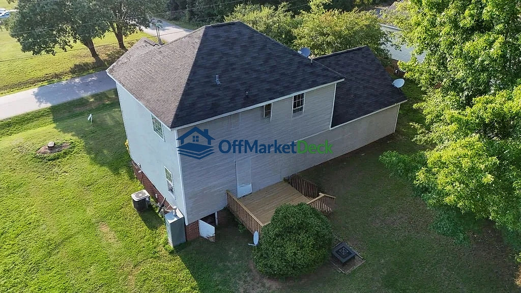 Off-market house in Piedmont, South Carolina — 3 beds, 2 baths, $258,000 — photo 2 of 8
