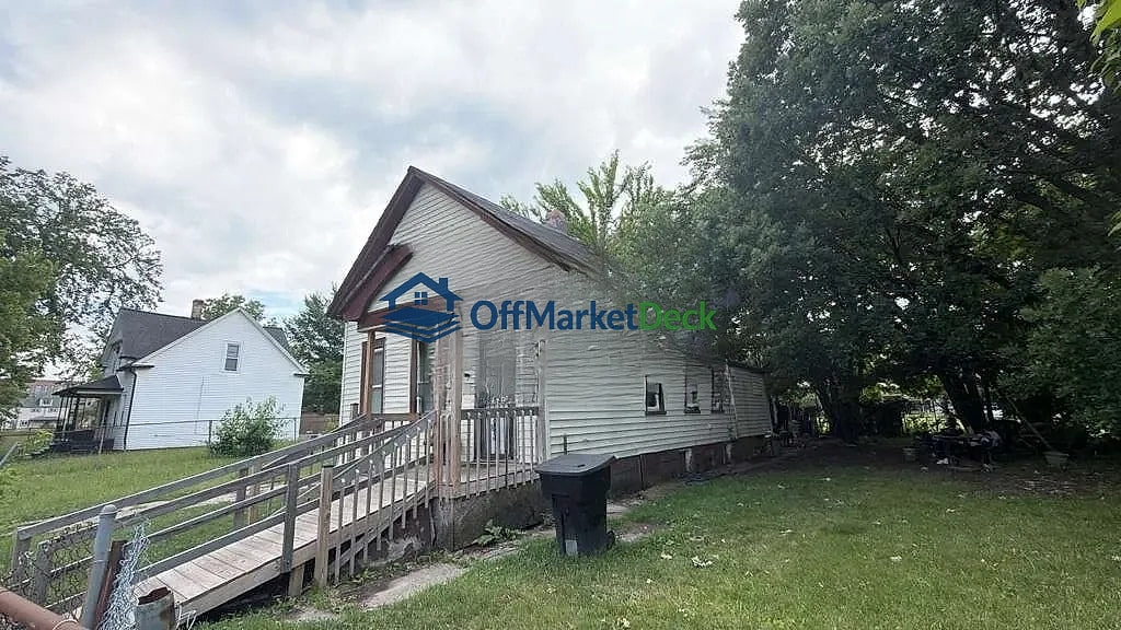 Off-market house in Detroit, Michigan — 3 beds, 1 bath, $127,900 — photo 3 of 8
