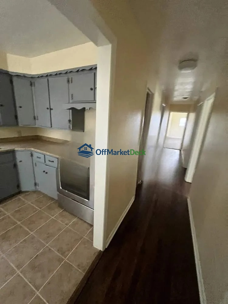 Off-market house in Fort Worth, Texas — 3 beds, 1 bath, $116,000 — photo 5 of 8