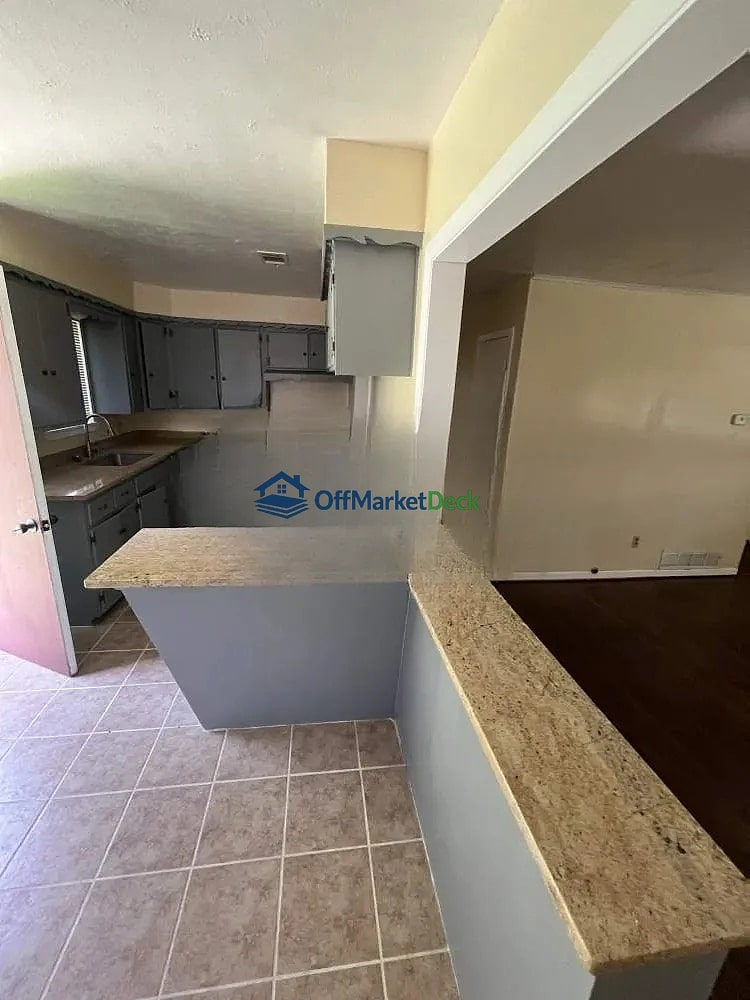 Off-market house in Fort Worth, Texas — 3 beds, 1 bath, $116,000 — photo 3 of 8