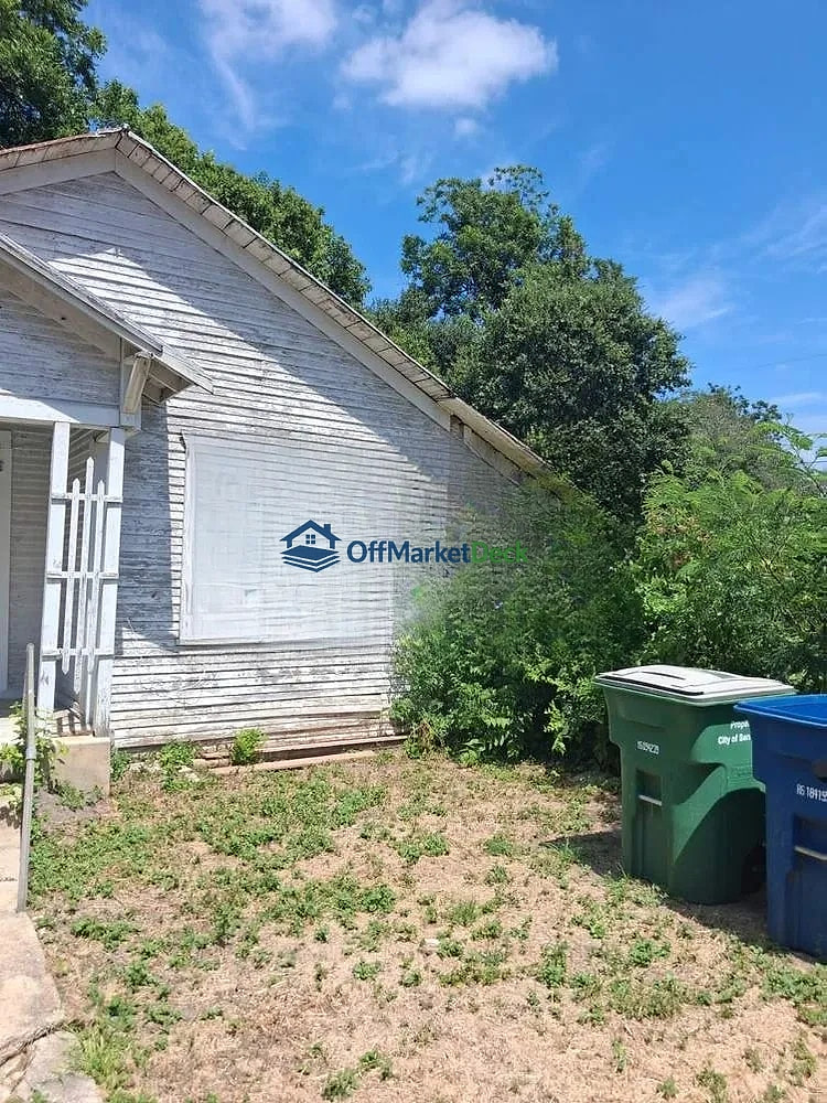 Off-market house in San Antonio, Texas — 2 beds, 1 bath, $49,000 — photo 2 of 8