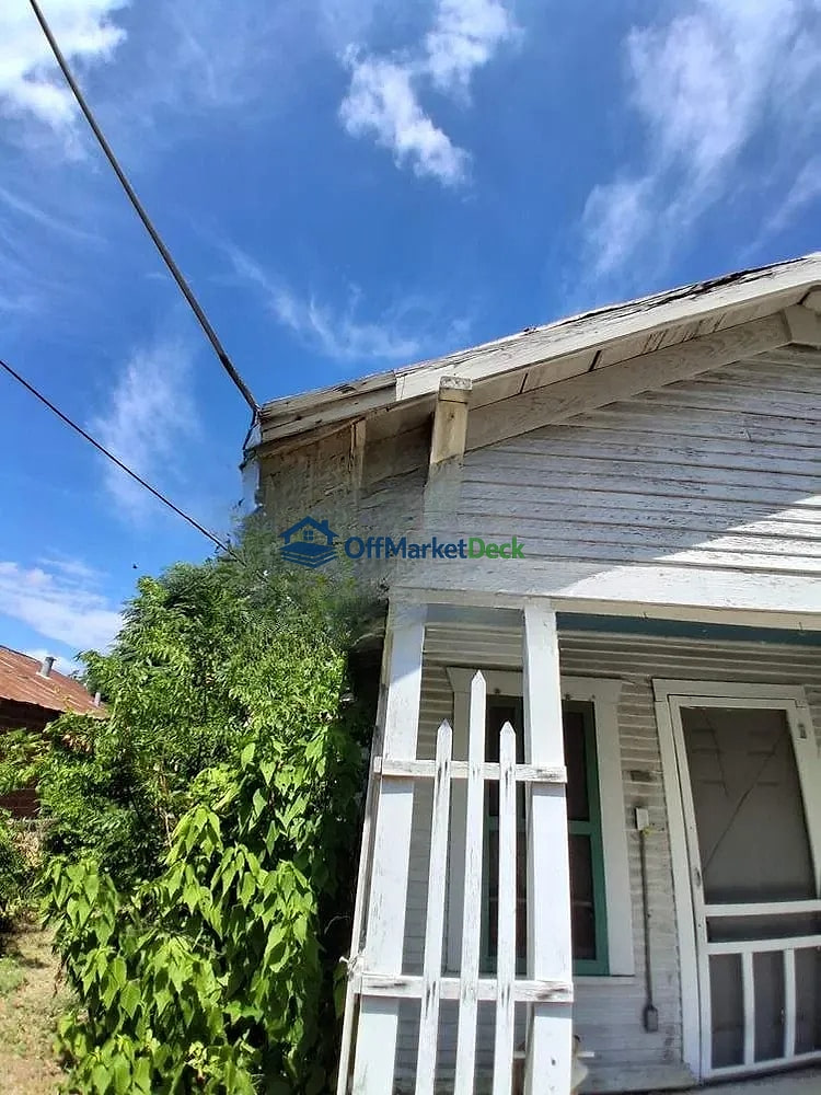 Off-market house in San Antonio, Texas — 2 beds, 1 bath, $49,000 — photo 7 of 8