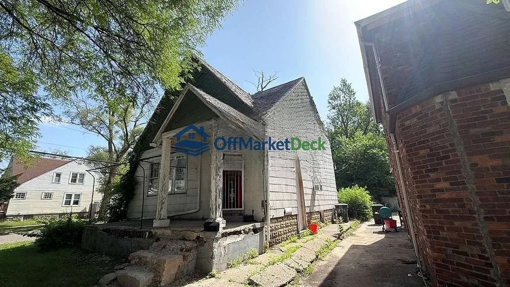 Off-market house in Detroit, Michigan — 4 beds, 1 bath, $34,900 — photo 3 of 8