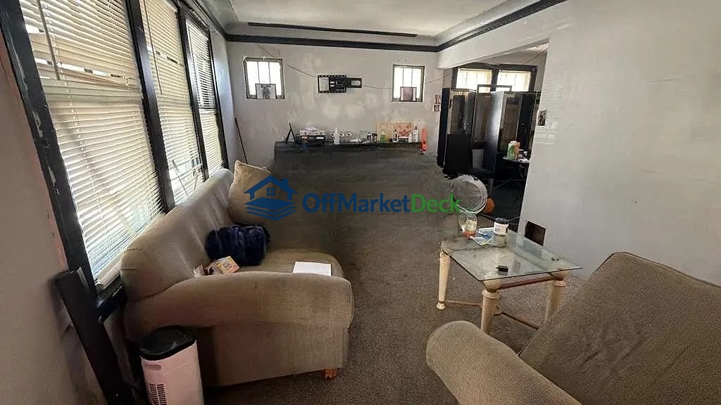 Off-market house in Detroit, Michigan — 4 beds, 1 bath, $34,900 — photo 5 of 8