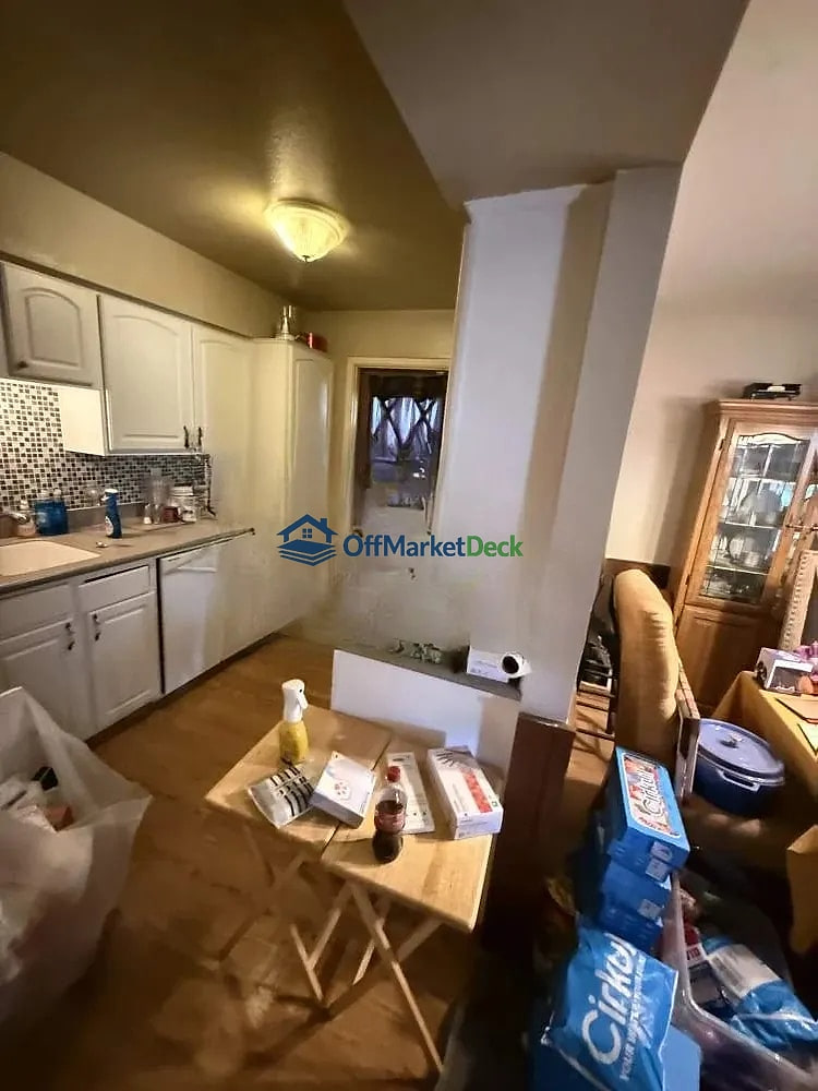 Off-market house in Tempe, Arizona — 3 beds, 2 baths, $390,000 — photo 7 of 8