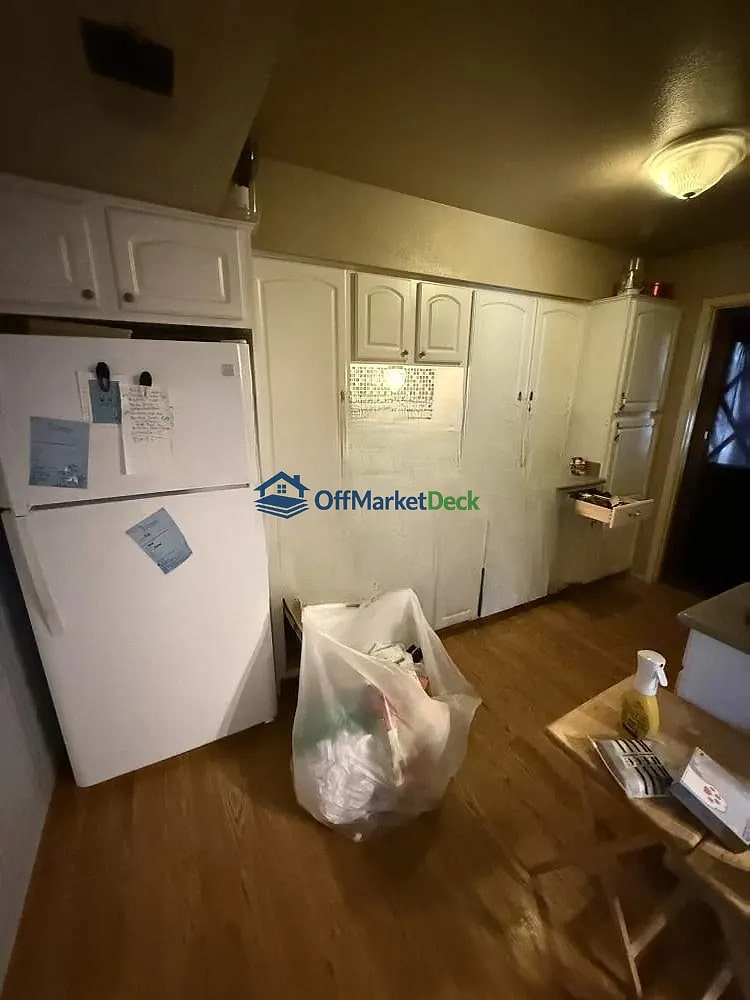 Off-market house in Tempe, Arizona — 3 beds, 2 baths, $390,000 — photo 6 of 8