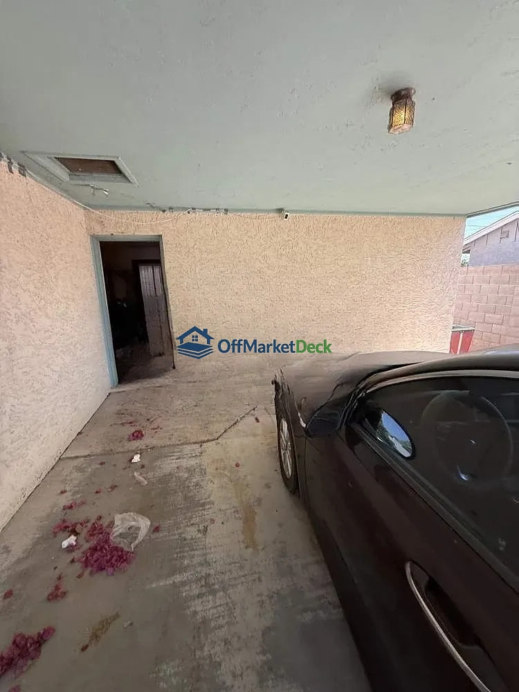 Off-market house in Tempe, Arizona — 3 beds, 2 baths, $390,000 — photo 3 of 8
