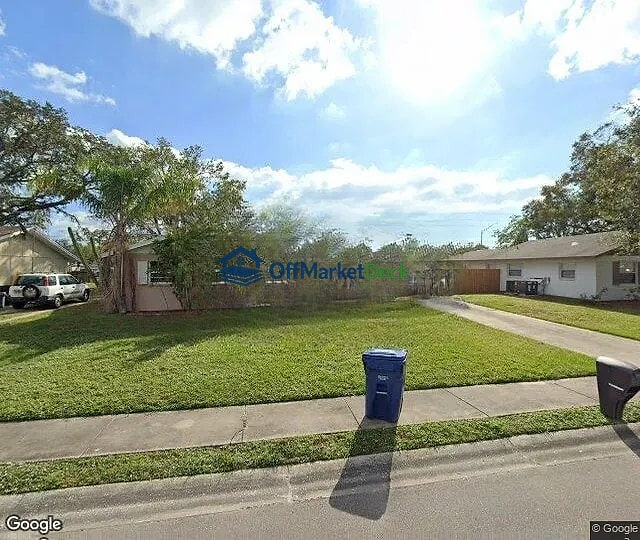 Off-market house in Sarasota, Florida — 3 beds, 2 baths, $270,000 — photo 2 of 3