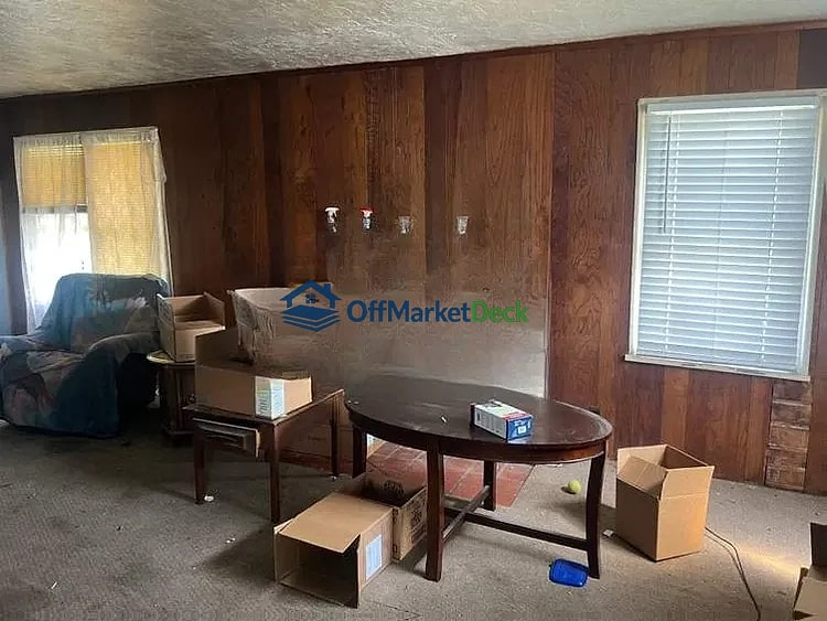 Off-market house in Anderson, Indiana — 2 beds, 1 bath, $42,000 — photo 3 of 8