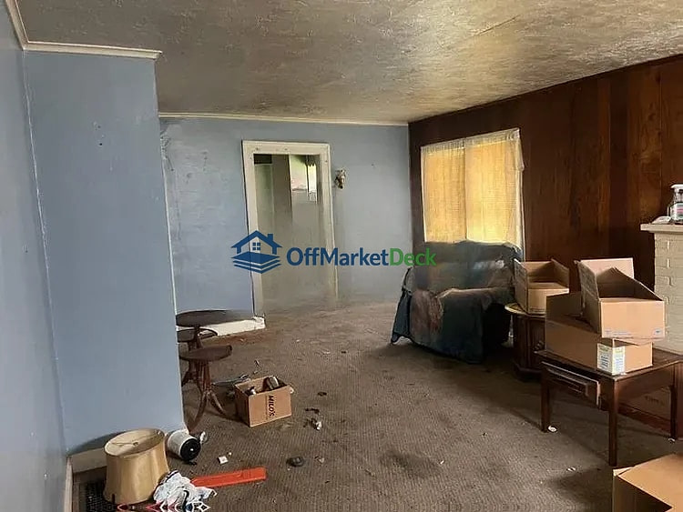 Off-market house in Anderson, Indiana — 2 beds, 1 bath, $42,000 — photo 2 of 8