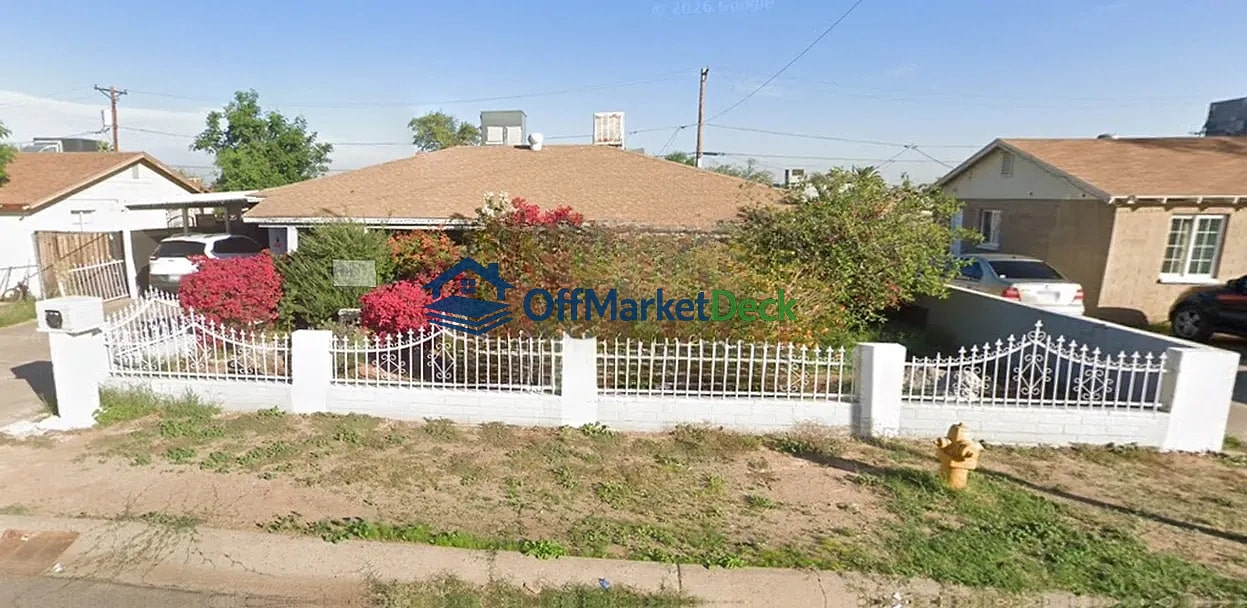 Off-market house in Phoenix, Arizona — 3 beds, 2 baths, $229,000 — photo 2 of 3