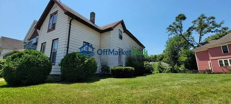 Off-market multi family in South Bend, Indiana — 5 beds, 2 baths, $109,900 — photo 4 of 8
