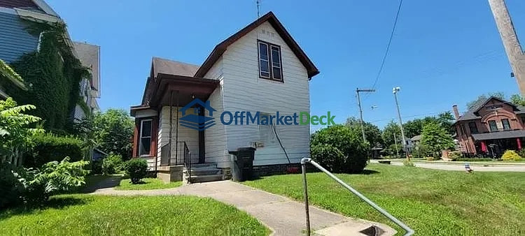 Off-market multi family in South Bend, Indiana — 5 beds, 2 baths, $109,900 — photo 3 of 8