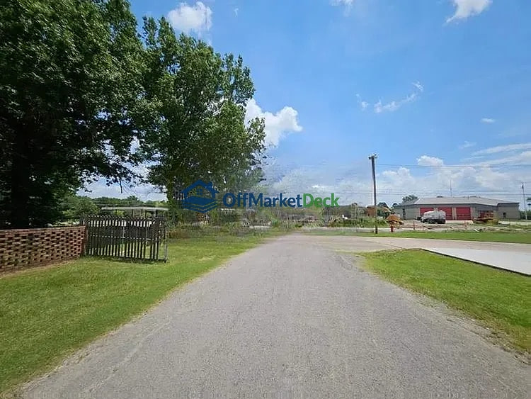 Off-market house in Muskogee, Oklahoma — 3 beds, 2 baths, $74,592 — photo 2 of 8