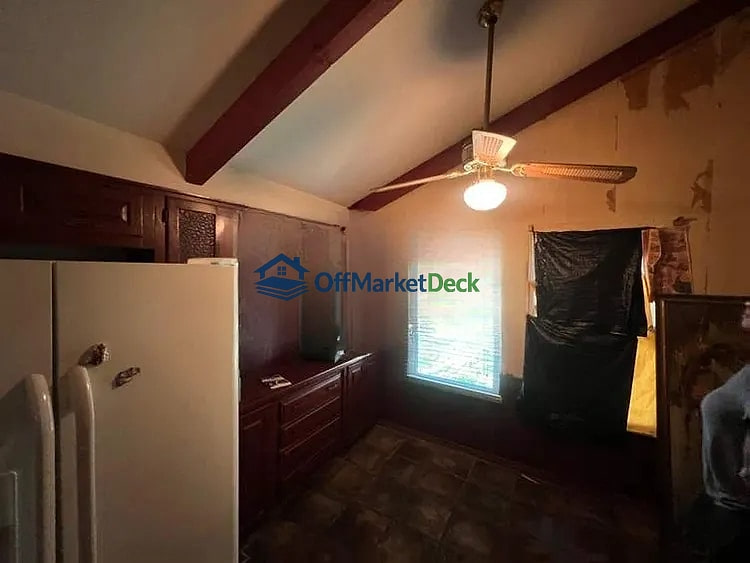 Off-market house in Dallas, Texas — 3 beds, 2 baths, $260,000 — photo 5 of 8