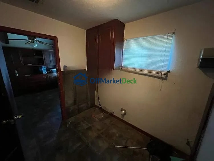 Off-market house in Dallas, Texas — 3 beds, 2 baths, $260,000 — photo 6 of 8