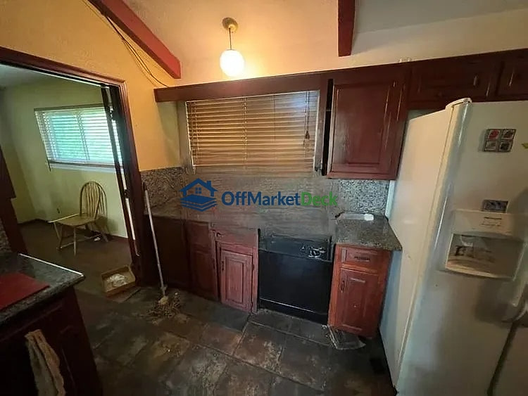 Off-market house in Dallas, Texas — 3 beds, 2 baths, $260,000 — photo 4 of 8