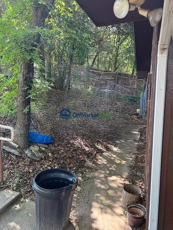 Off-market house in Dallas, Texas — 3 beds, 2 baths, $260,000 — photo 8 of 8