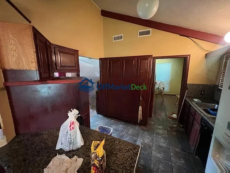 Off-market house in Dallas, Texas — 3 beds, 2 baths, $260,000 — photo 3 of 8