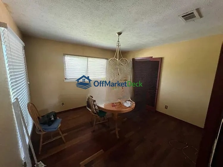 Off-market house in Dallas, Texas — 3 beds, 2 baths, $260,000 — photo 2 of 8