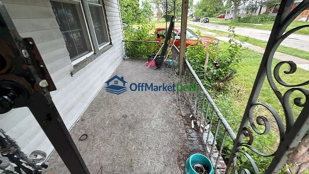 Off-market house in Highland Park, Michigan — 3 beds, 1 bath, $29,900 — photo 6 of 8