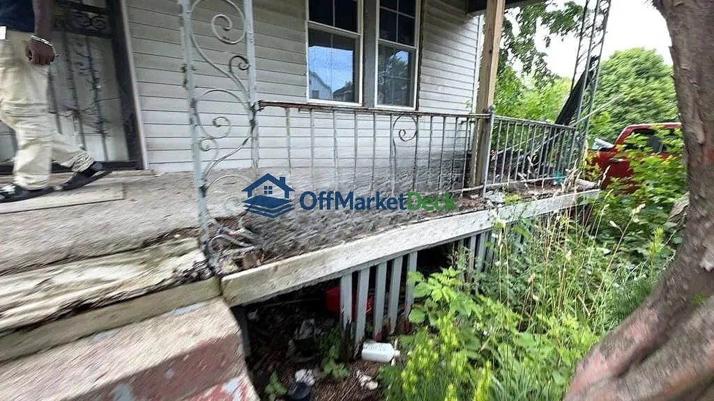 Off-market house in Highland Park, Michigan — 3 beds, 1 bath, $29,900 — photo 5 of 8