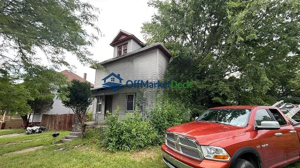 Off-market house in Highland Park, Michigan — 3 beds, 1 bath, $29,900 — photo 3 of 8