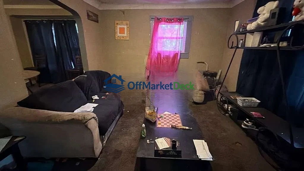 Off-market house in Highland Park, Michigan — 3 beds, 1 bath, $29,900 — photo 7 of 8