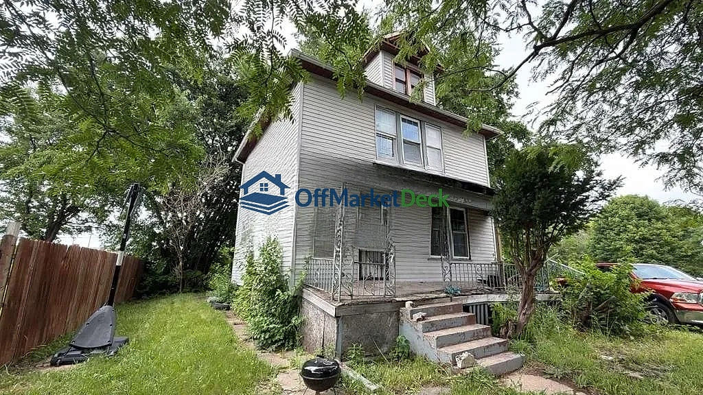 Off-market house in Highland Park, Michigan — 3 beds, 1 bath, $29,900 — photo 2 of 8