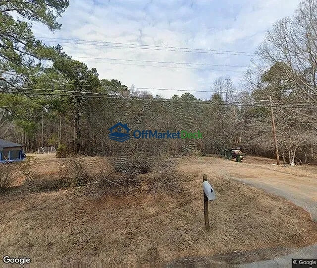 Off-market house in Dallas, Georgia — 2 beds, 1 bath, $155,000 — photo 2 of 3
