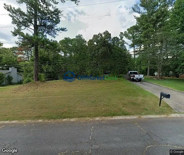 Off-market house in Marietta, Georgia — 3 beds, 3 baths, $330,000 — photo 2 of 3